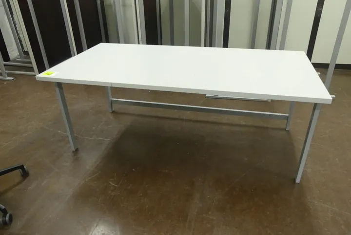 Arbeitstisch Maße in cm ca.: 180 x 90